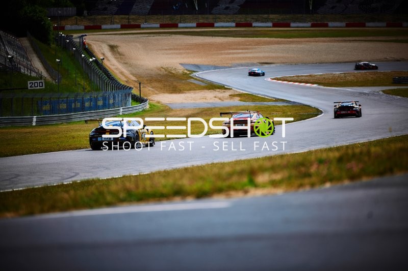 Mehrere Fahrzeuge auf der Strecke