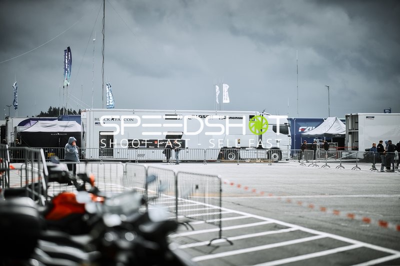 Boxenbereich Black Falcon