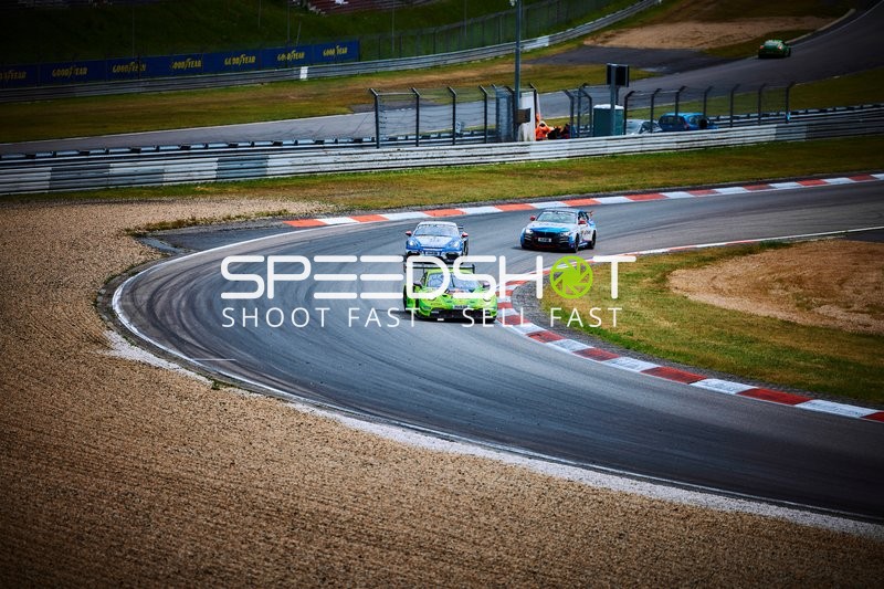 Mehrere Fahrzeuge in Kurve