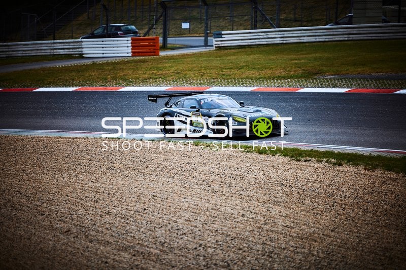 Rennwagen Team ADVAN x HRT (17): Adam Christodoulou, Mikael Grenier, Ralf Aron auf Strecke