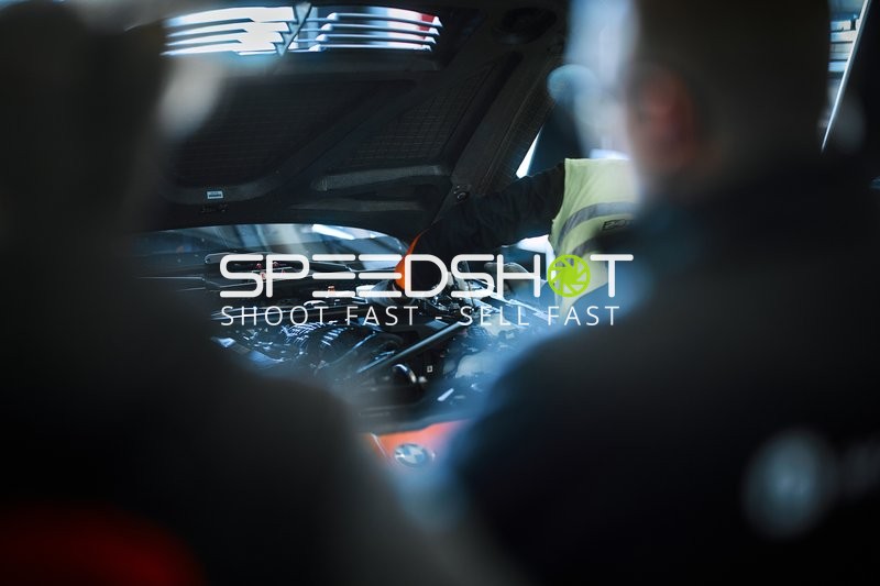 Mechaniker arbeitet am Fahrzeugmotor