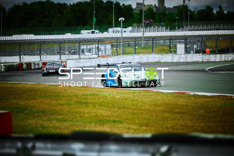 Rennsituation mit Falken Motorsports (33): Alessio Picariello, Julien Andlauer und SRS Team Sorg Rennsport (949): Jaden Lander, Jake Walker