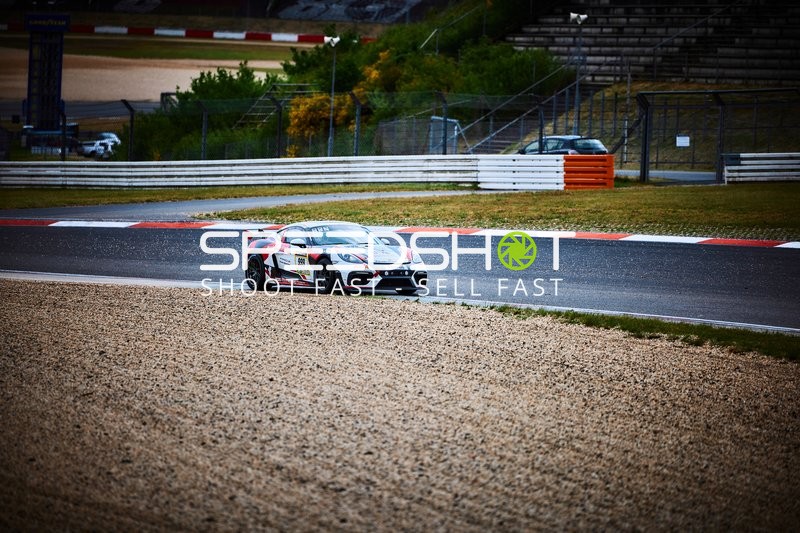 BSL Racing Team (999): Marc Arn, Marcel Zimmermann, Philipp Frommenwiler neben Strecke