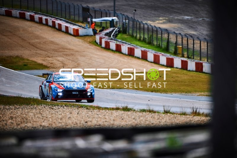 Fahrzeug Hyundai Motorsport/Target Competition (830): Christer Jöns, Manuel Lauck, Marc Basseng, Mikel Azcona auf Strecke