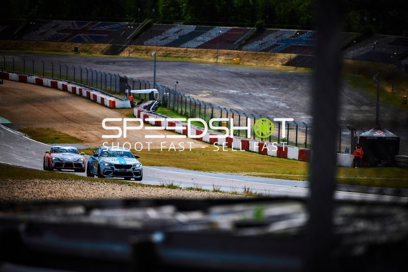 Fahrzeuge auf Rennstrecke