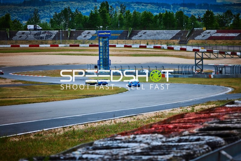 Drei Rennwagen auf Strecke