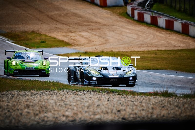 Zwei GT3-Fahrzeuge auf Strecke