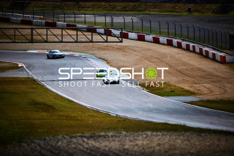 Mehrere Fahrzeuge auf Strecke