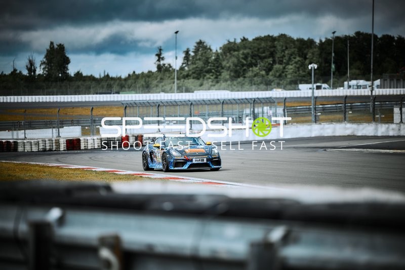 Fahrzeug Dinamic GT SRL (54): Buus Bastian, Joel Sturm, Loek Hartog auf Rennstrecke