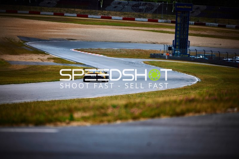 Fahrzeug Team ADVAN x HRT (17): Adam Christodoulou, Mikael Grenier, Ralf Aron auf Strecke