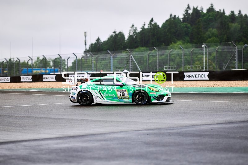 Porsche Manthey (718): Björn Griesemann, Dirk Adorf, Georg Griesemann, Yves Volte auf nasser Strecke