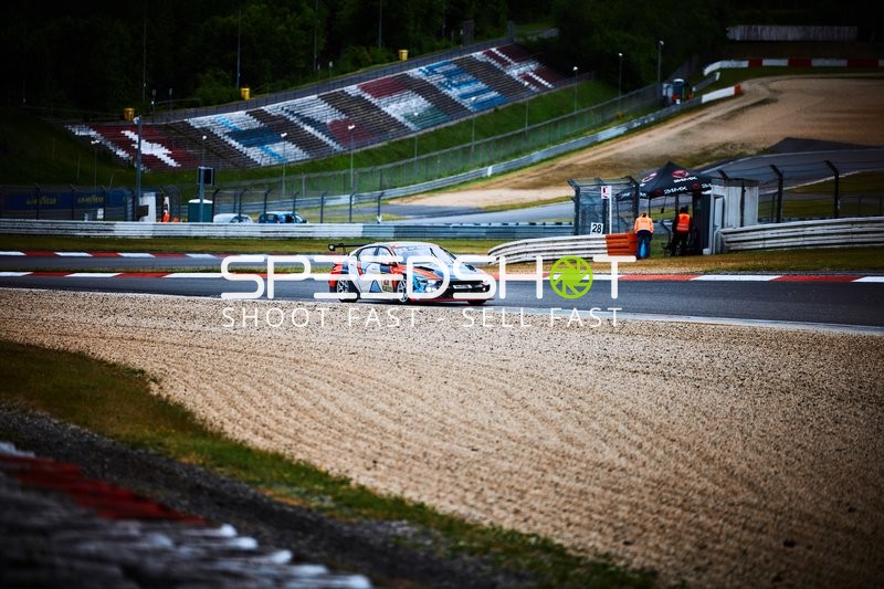 Fahrzeug STENLE Marketing by Mertens Motorsport (491): Akshay Indrajeet Gupta, Alex Georg Schneider, Daniel Mertens auf Strecke