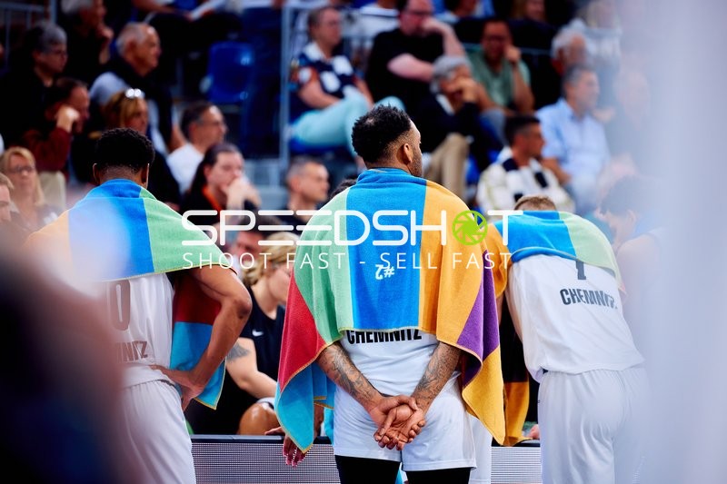 Spieler von Niners Chemnitz an der Seitenlinie