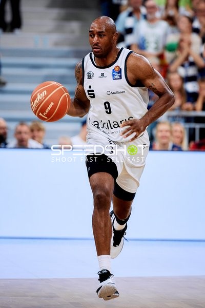 Dribbling von DeAndre Lansdowne (9; Niners Chemnitz)