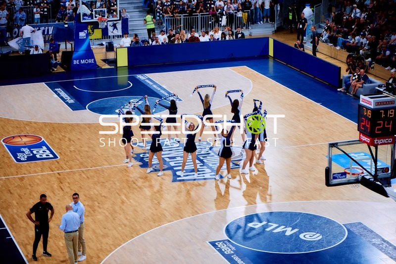 Cheerleader feiern vor Fans