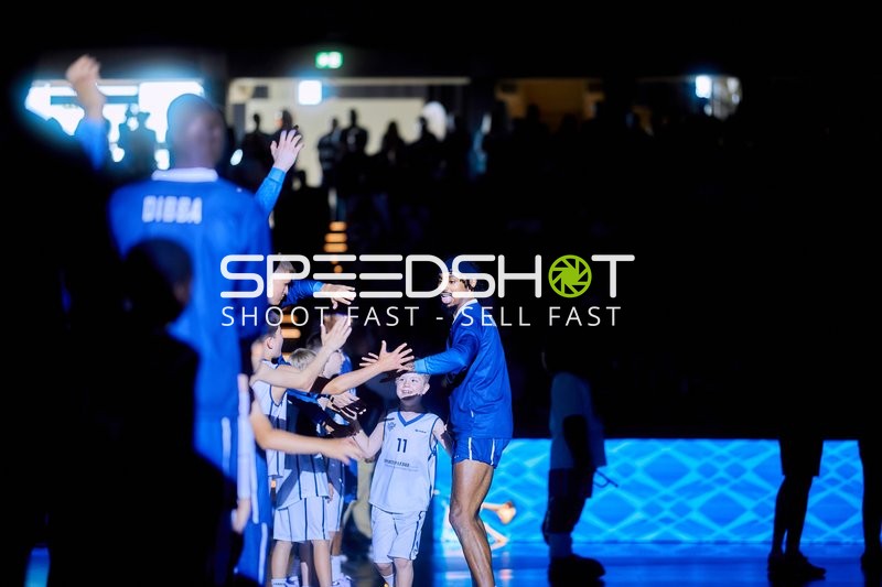 Spieler feiert vor jubelnden Fans