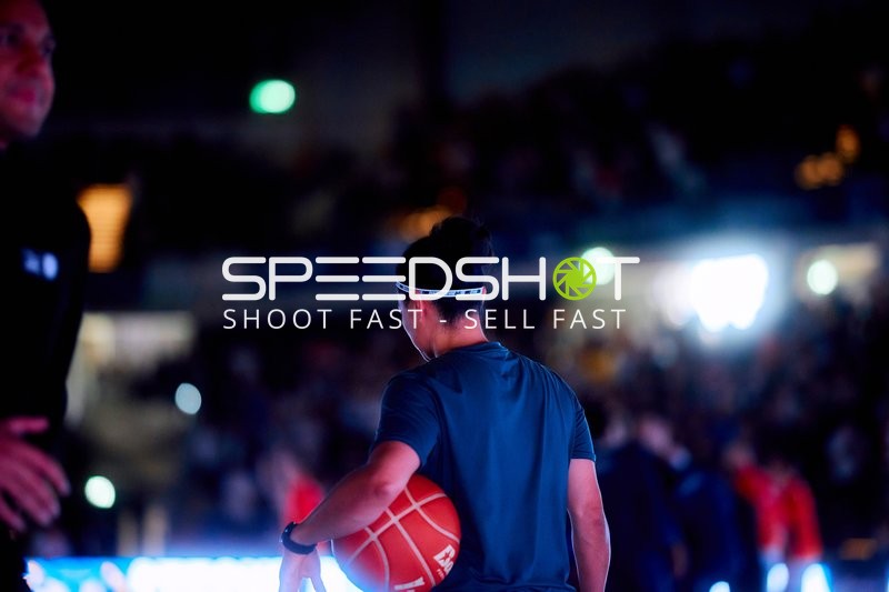 Spieler mit Ball am Spielfeldrand