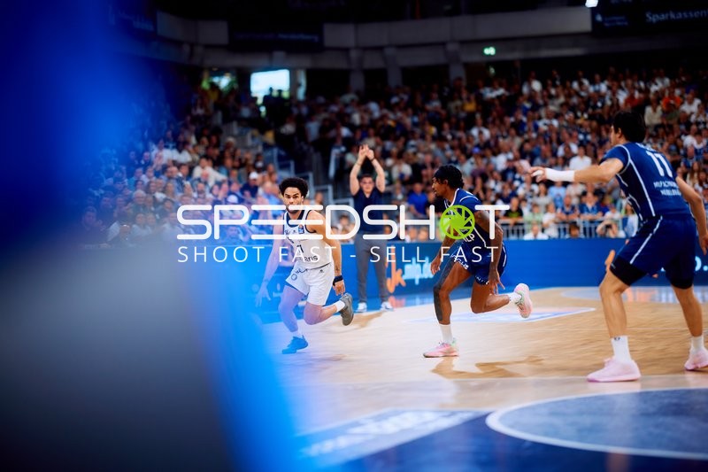 Dribbling von Jacob Gilyard (11; Niners Chemnitz)