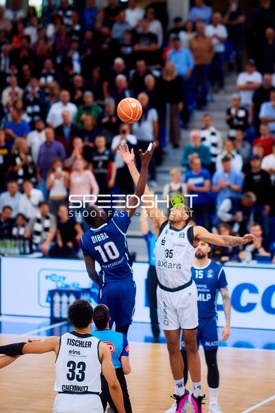 Sprungball Bakary Dibba (10, MLP Academics Heidelberg) vs 35, Niners Chemnitz