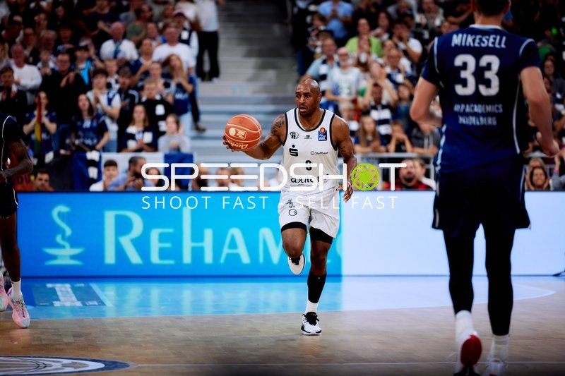 Dribbling von DeAndre Lansdowne (9; Niners Chemnitz)