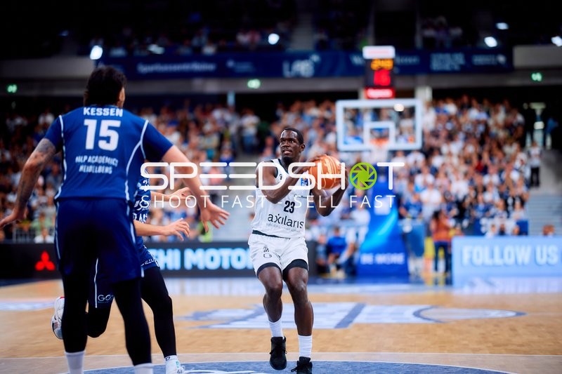 Dribbling von Damien Jefferson (23; Niners Chemnitz)