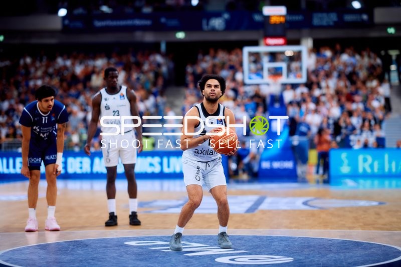 Dribbling von Jacob Gilyard (11; Niners Chemnitz)