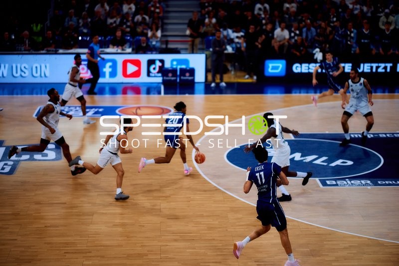Michael Weathers (20, MLP Academics Heidelberg) mit Ball im Fastbreak