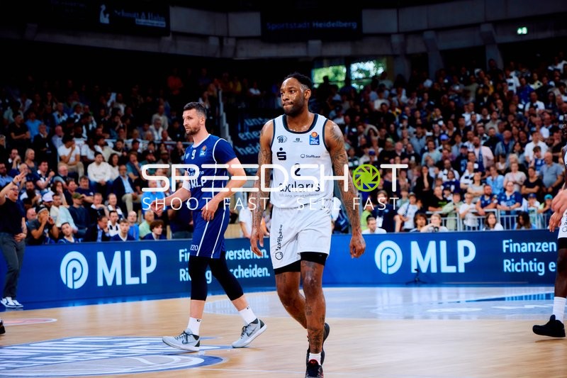 Spieler stehen auf dem Spielfeld