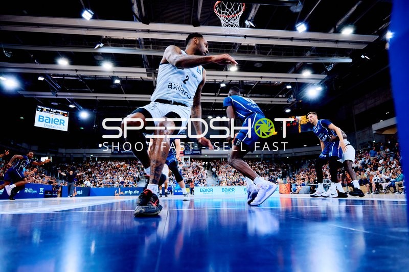 2, Niners Chemnitz verteidigt Ryan Mikesell (33, MLP Academics Heidelberg)