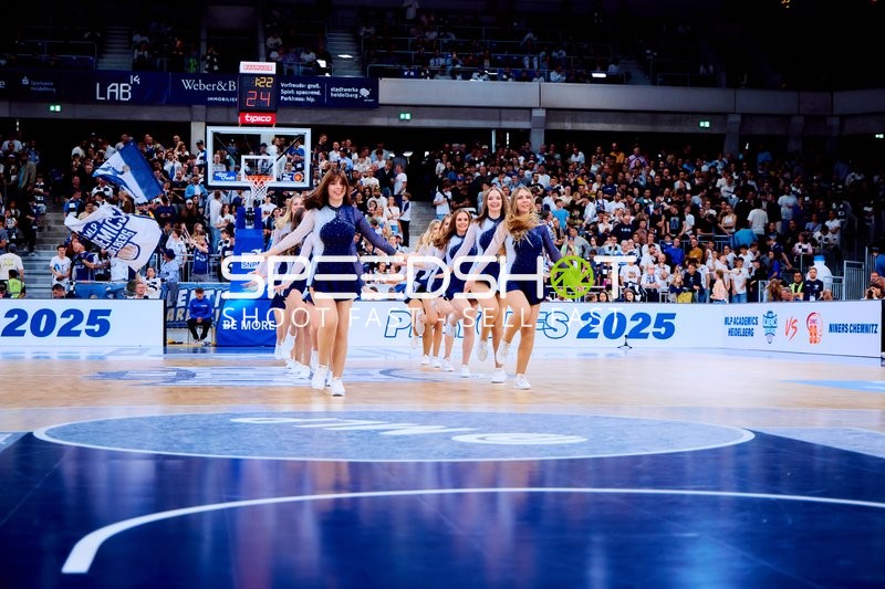 Cheerleader feiern vor Fans