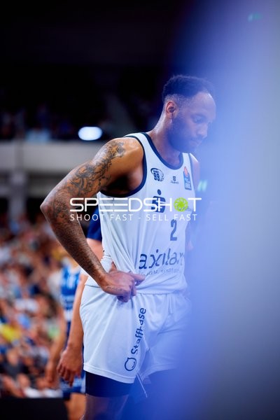 Spieler mit Nummer 2 in Weiß