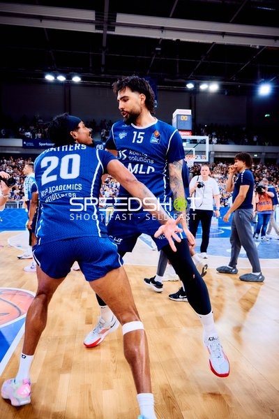 Spieler feiern gemeinsamen Sieg