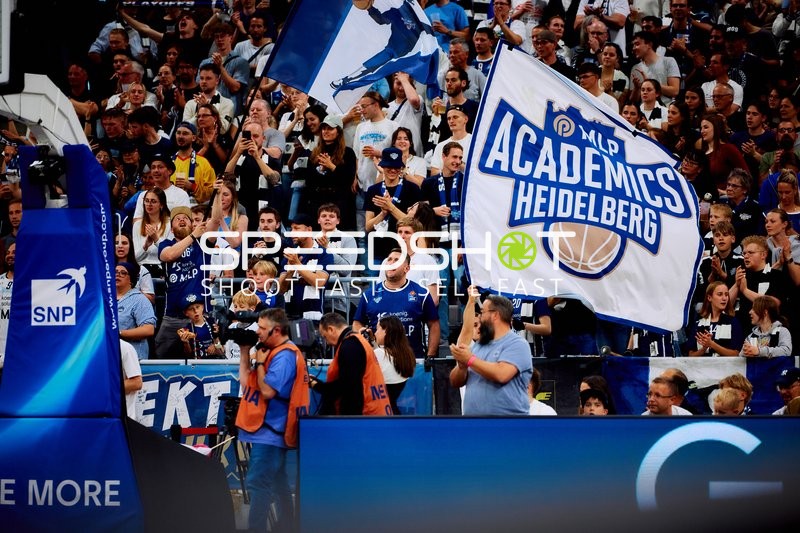 Jubelnde MLP-Fans in Heidelberg