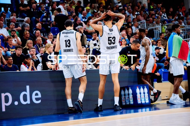 Spieler von Niners Chemnitz an der Seitenlinie