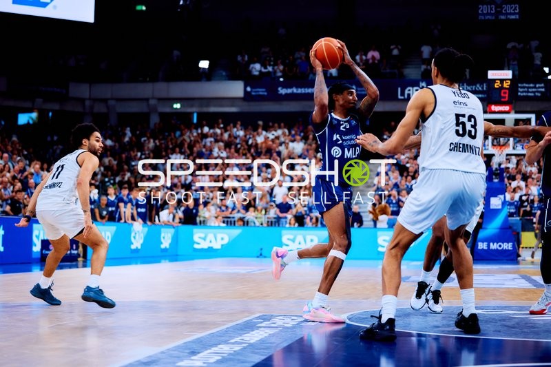 Michael Weathers (20, MLP Academics Heidelberg) mit Ball