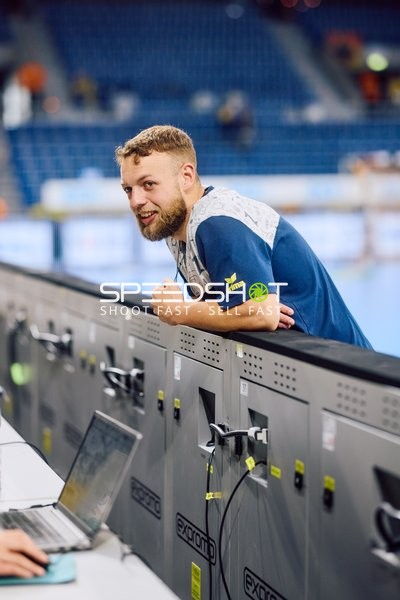 Technischer Mitarbeiter am Tisch