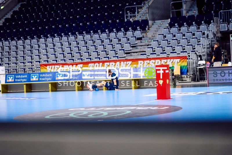 Spieler sitzt mit Ball am Boden