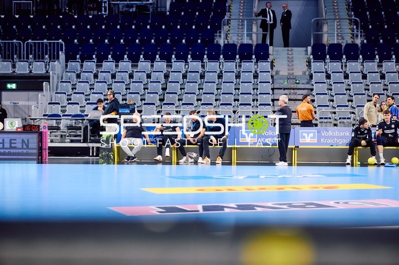 Spielfeld leer, Bankbesetzung