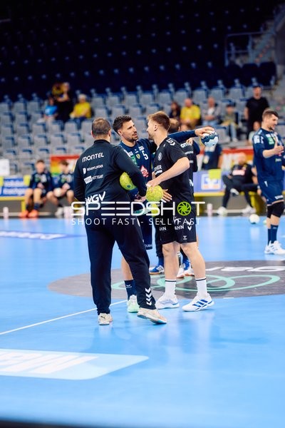 Prellender Spieler mit Ball