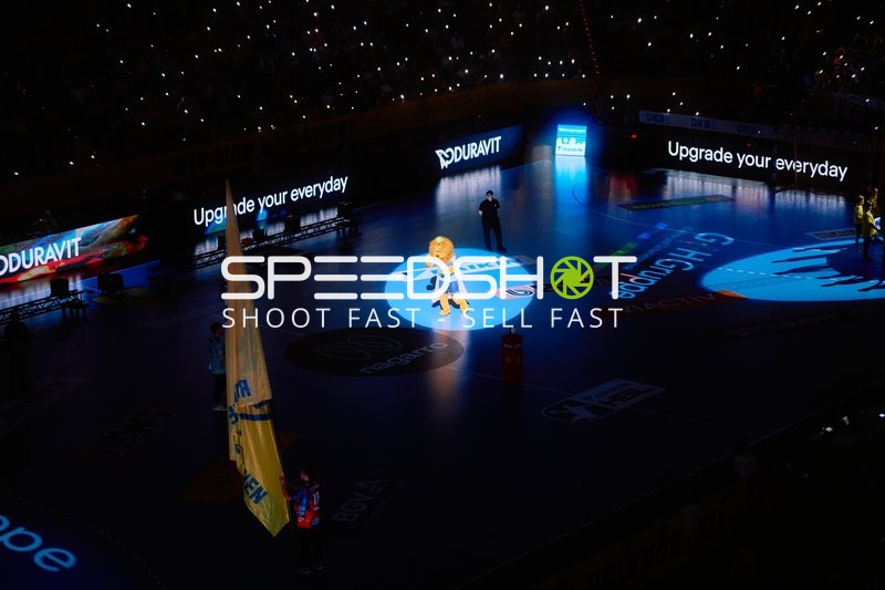 Maskottchen feiert vor Fans