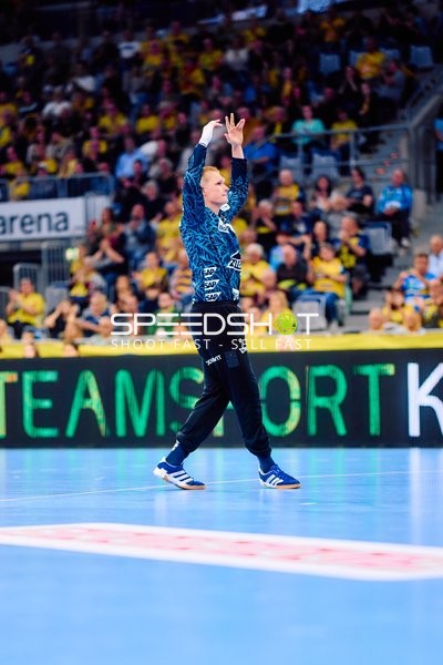 Torwart zeigt Sieges-Geste