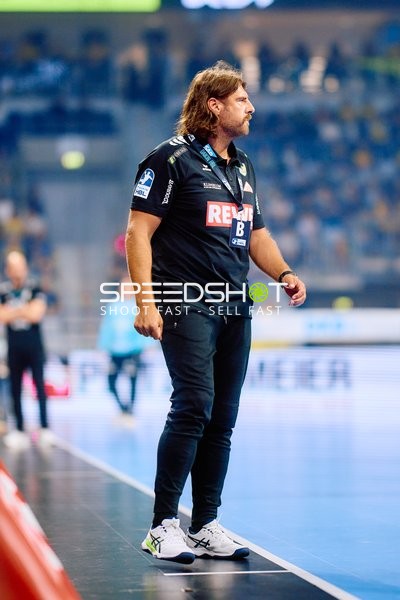 Cheftrainer gibt Anweisungen