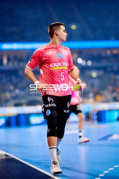 Spieler mit Nummer 5 in Pink-Schwarz-Trikot