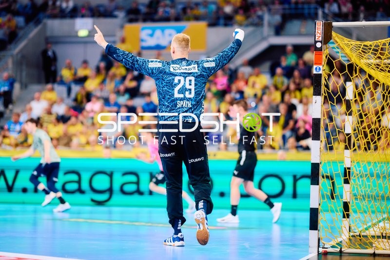 Torwart jubelt mit Arme hoch