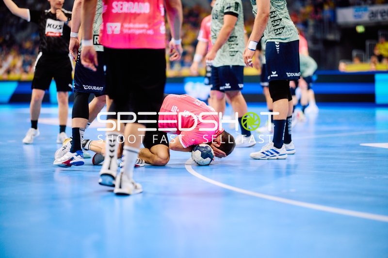 Spieler am Boden mit Ball