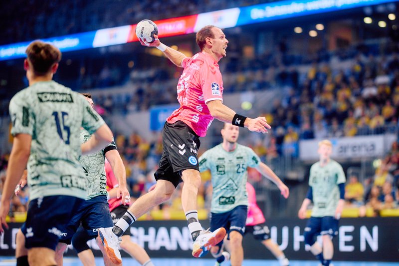 Spieler 15; TVB 1898 Stuttgart passt den Ball