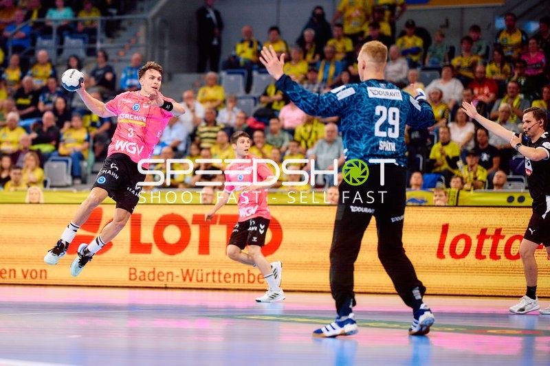 Wurf auf das Tor von Max Häfner (3; TVB 1898 Stuttgart)