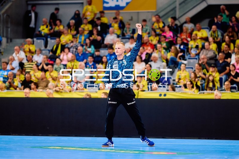 Torwart David Späth (29; Rhein Neckar Löwen) jubelt im Heimspiel