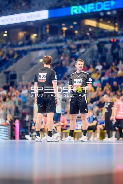 Schiedsrichter beobachten Spielszene