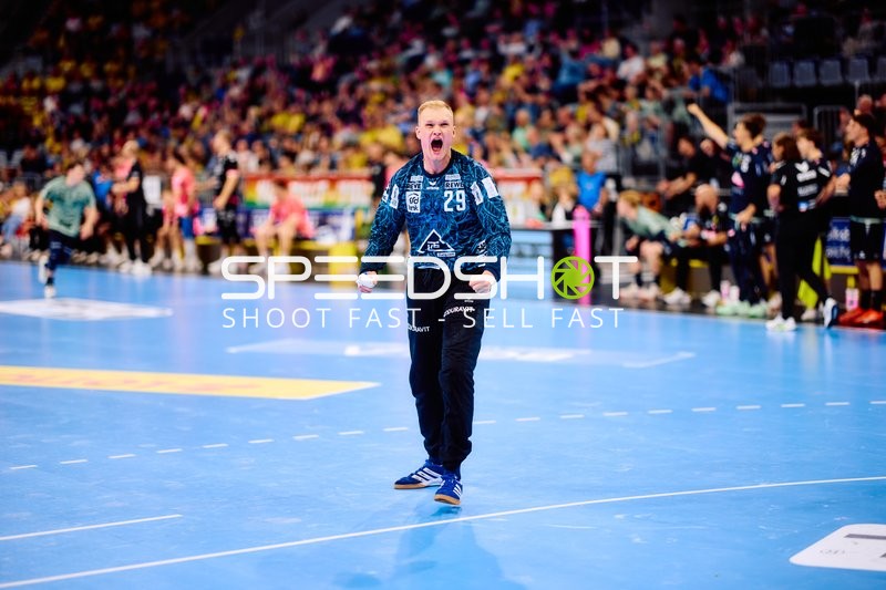 Torwart David Späth (29; Rhein Neckar Löwen) jubelt über Treffer